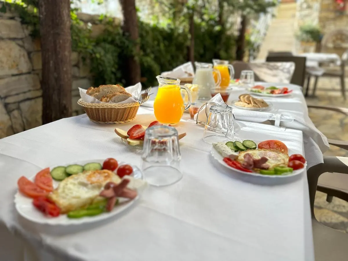 Gasthuis Arial Trinity Suites Vlorë